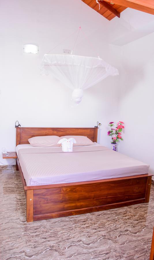 Channa Villa & Tours Bentota Buitenkant foto